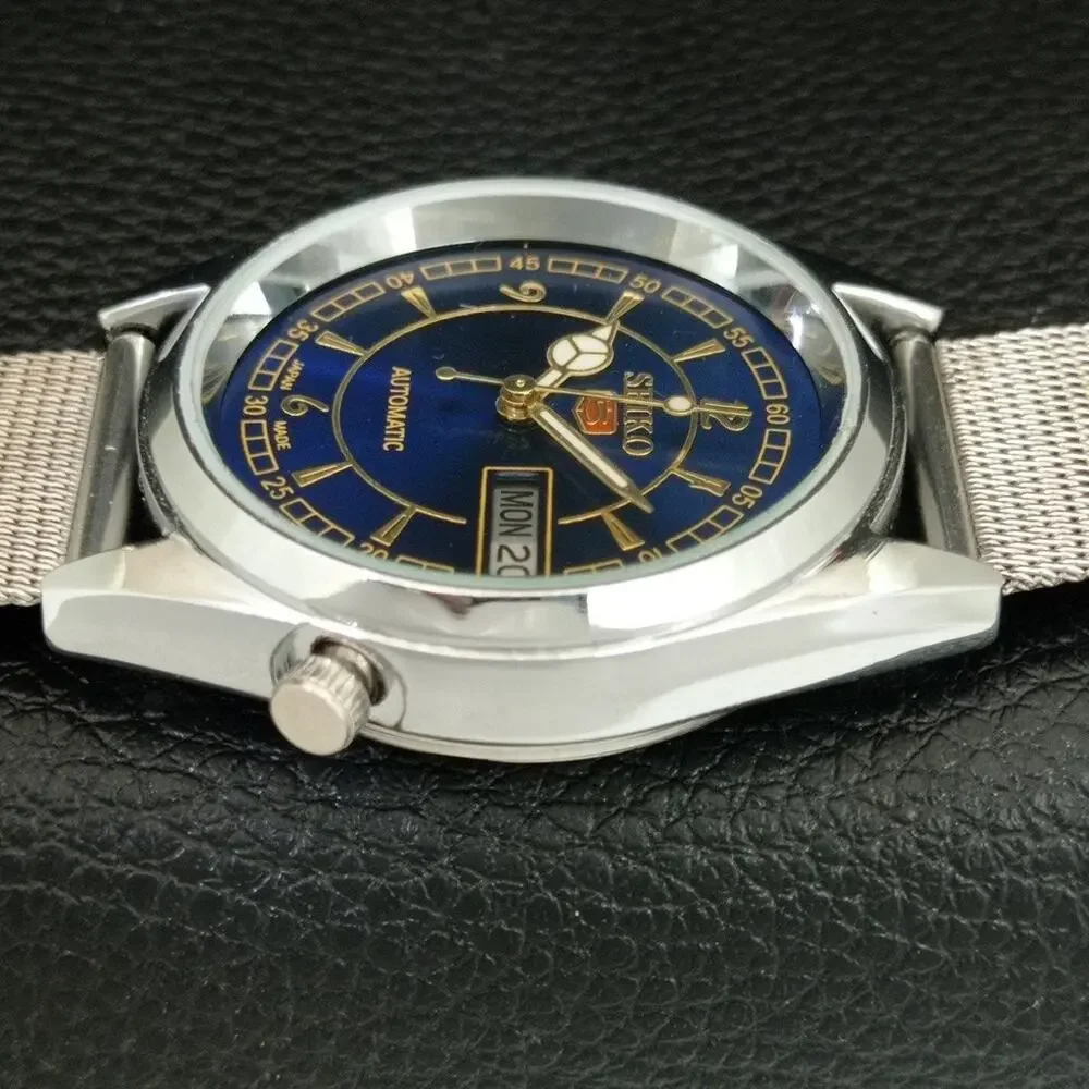 Vintage 1972 Seiko Automatic Mens Silver Watch W/daydate & Blue accents